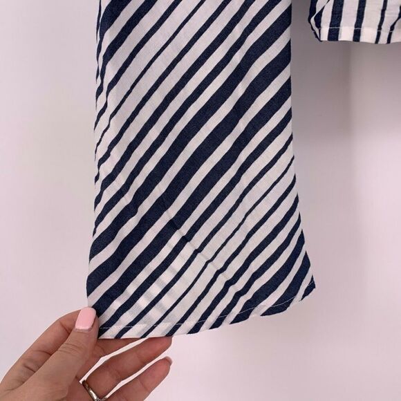 Express XS Deep V Neck Ruffle Hem Cropped Blouse - Picture 3 of 7